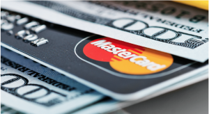 Mastercard ruší podpisové pruhy na bankovních kartách